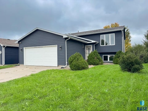 Photo of 832 S Wheatland Ave, Sioux Falls, SD 57106 (MLS # 22607446)