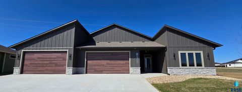 Photo of 825 N Sylvan Dr, Sioux Falls, SD 57110 (MLS # 22602848)