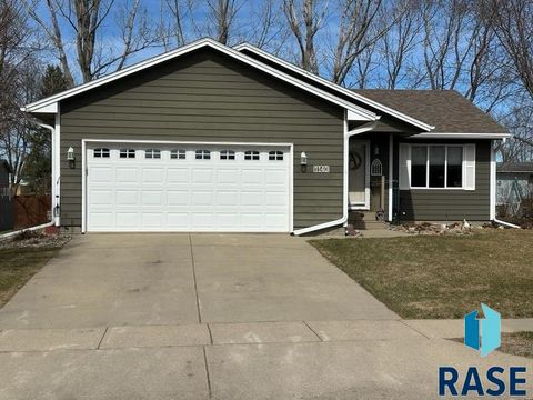 Homes For Sale - 1140 Sunset Drive<br/> Union County, Beresford, SD 57004