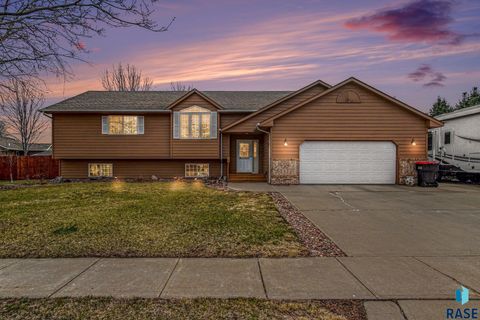 Photo of 301 W River Oak St, Brandon, SD 57005 (MLS # 22602421)