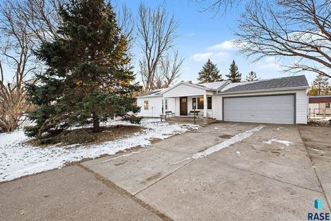 Photo of 5413 N French Ave, Sioux Falls, SD 57104 (MLS # 22600615)