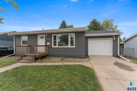 Photo of 2912 E Sioux St, Sioux Falls, SD 57103 (MLS # 22607900)