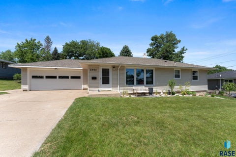 Homes For Sale - 2305 S Sherman Avenue<br/> Sioux Falls, SD 57105