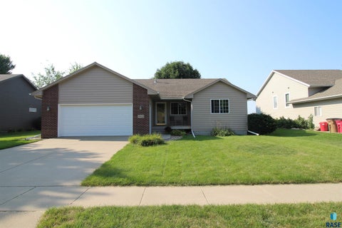 Homes For Sale - 1933 E 63rd Street<br/> Sioux Falls, SD 57108
