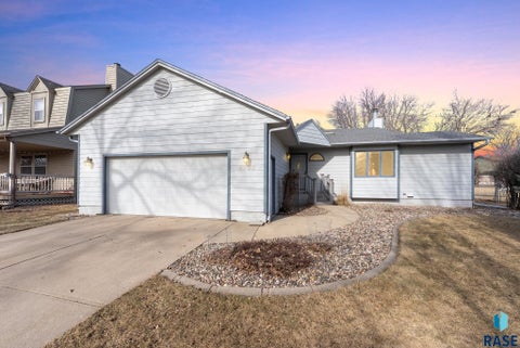Homes For Sale - 4700 E Alpine Circle<br/> Sioux Falls, SD 57110