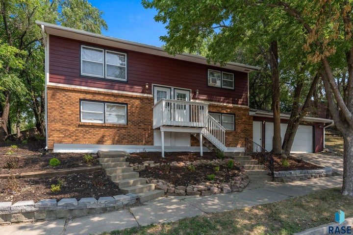Photo 1 of 37 — 1500 1504 E 11th St, Sioux Falls, SD 57103