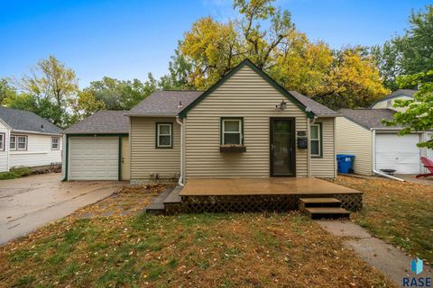 Photo of 2022 S Euclid Ave Avenue, Sioux Falls, SD 57105 (MLS # 22507984)