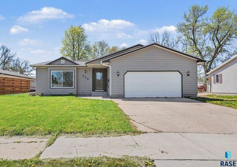 Homes For Sale - 809 NW 4th Street<br/> Madison, SD 57042