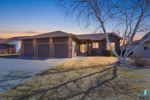 Photo of 3400 S Alpine Ave, Sioux Falls, SD 57110 (MLS # 22602508)