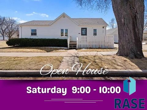 Photo of 2405 W Bailey St, Sioux Falls, SD 57104 (MLS # 22602003)