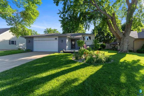 Homes For Sale - 2309 S Dover Drive<br/> Sioux Falls, SD 57106