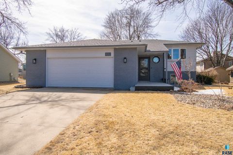 Photo of 2309 S Dover Dr, Sioux Falls, SD 57106 (MLS # 22601950)