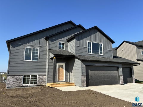 Homes For Sale - 5612 E Ashwood Circle<br/> Lincoln County, Sioux Falls, SD 57108