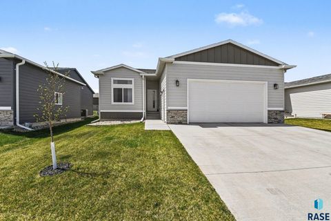 Photo of 5517 S Spirea Ave, Sioux Falls, SD 57108 (MLS # 22602892)
