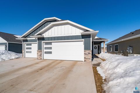 Photo of 4500 E Leubecher Pl, Sioux Falls, SD 57108 (MLS # 22602436)