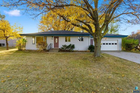 Photo of 1001 S Sycamore Ave Avenue, Sioux Falls, SD 57110 (MLS # 22508440)