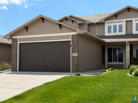 Homes For Sale - 1605 S Meadowland Avenue<br/> Sioux Falls, SD 57106