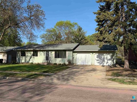 Photo of 913 S Gordon Dr, Sioux Falls, SD 57110 (MLS # 22603301)