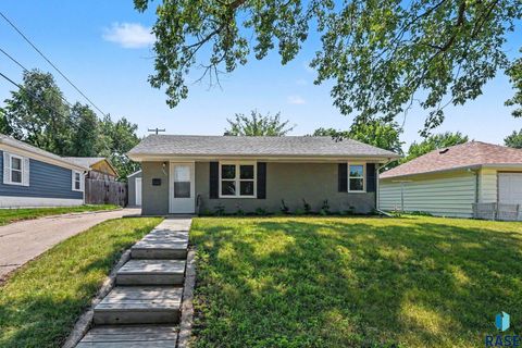 Homes For Sale - 2305 E 11th Street<br/> Sioux Falls, SD 57103