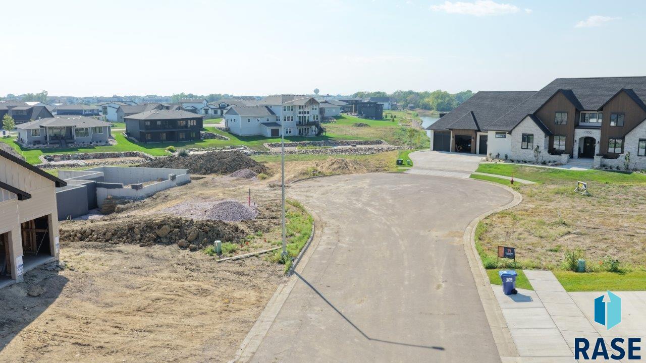 1305 E Poinsett Cir