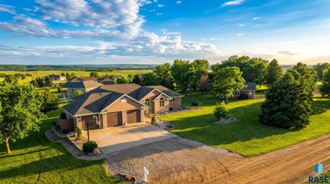 Photo of 48297 Arrowhead Pl, Canton, SD 57013 (MLS # 22602008)