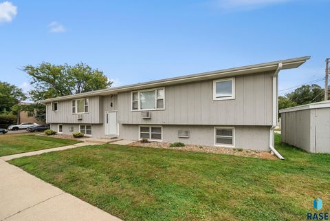 Photo of 615 W Bennett St, Sioux Falls, SD 57104 (MLS # 22602344)