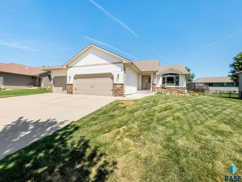 Photo of 404 S Red Willow Ave, Sioux Falls, SD 57110 (MLS # 22602658)
