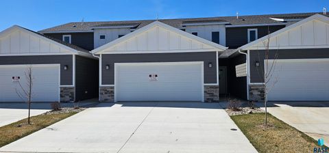 Photo of 6205 S Hunt Pl, Sioux Falls, SD 57106 (MLS # 22604626)