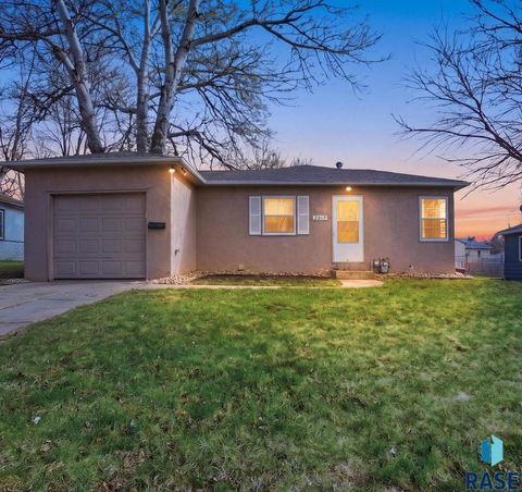 Photo of 2917 E 18th St, Sioux Falls, SD 57103 (MLS # 22602660)