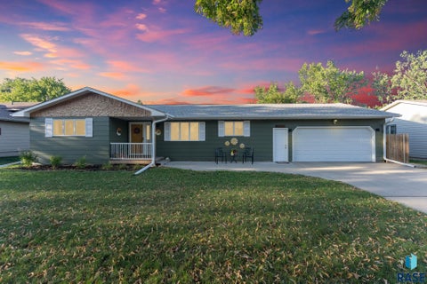 Photo of 5712 W Walden Dr, Sioux Falls, SD 57106 (MLS # 22607495)