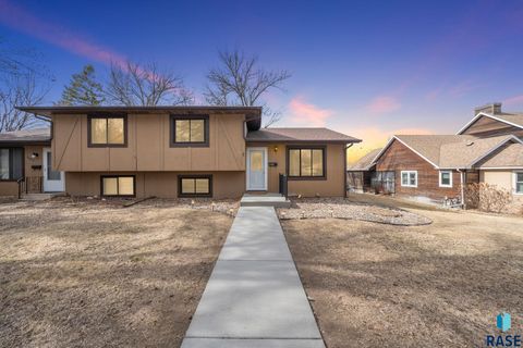 Photo of 2427 S Center Ave, Sioux Falls, SD 57105 (MLS # 22602131)