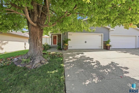 Photo of 908 S Charlotte Ave, Sioux Falls, SD 57103 (MLS # 22607720)