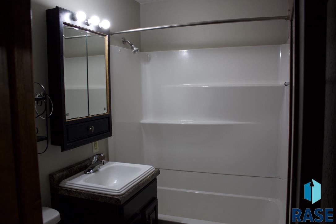 Sioux Falls, South Dakota 57103, United States, 3 Bedrooms Bedrooms, ,1 BathroomBathrooms,Residential,Active,251109