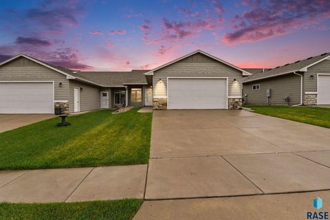 Photo of 1402 Foss Ave S S, Sioux Falls, SD 57110 (MLS # 22602935)