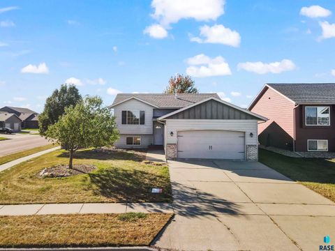 Photo of 4813 S Klein Ave Avenue, Sioux Falls, SD 57106 (MLS # 22507993)