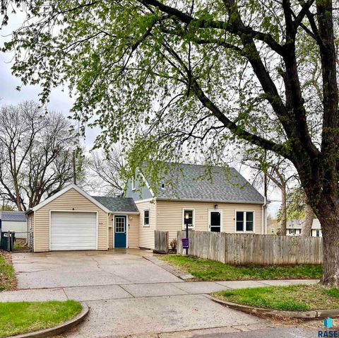 Photo of 519 N Saint Paul Ave, Sioux Falls, SD 57103 (MLS # 22601942)