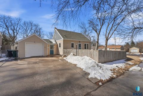 Photo of 519 N Saint Paul Ave, Sioux Falls, SD 57103 (MLS # 22601942)