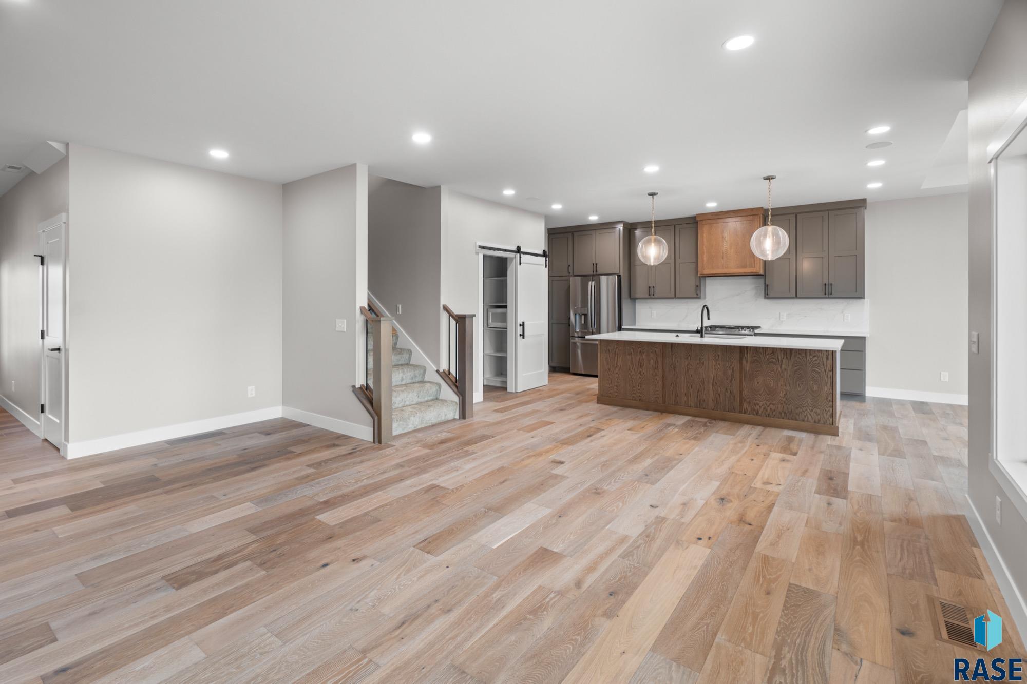 1137 E Thompson Pl