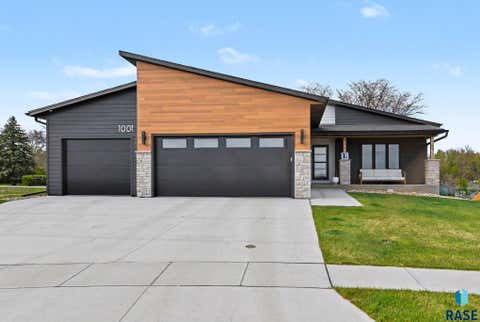 Photo of 1001 S Moonlight Cir, Brandon, SD 57005 (MLS # 22606112)