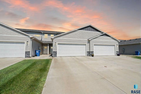 Townhouse For Sale - 8133 E Tencate Place<br/> Sioux Falls, SD 57110