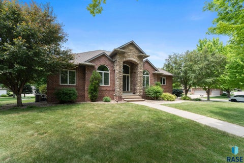 Photo of 6205 S Pinehurst Ct, Sioux Falls, SD 57108 (MLS # 22608109)