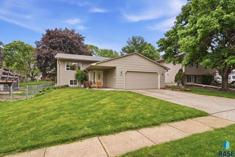 Photo of 2117 S Melanie Ln Ln, Sioux Falls, SD 57103 (MLS # 22603626)