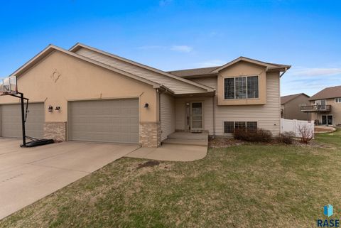 Photo of 7501 S Peregrine Pl, Sioux Falls, SD 57108 (MLS # 22602362)