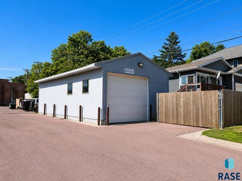 Photo of 405 W 16TH St, Sioux Falls, SD 57104 (MLS # 22605308)