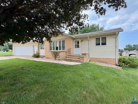 Homes For Sale - 1111 Elm Cove<br/> Luverne, MN 56156