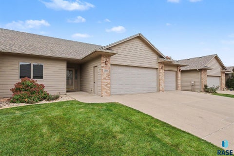Photo of 3209 S Foxglove Pl, Sioux Falls, SD 57110 (MLS # 22607956)