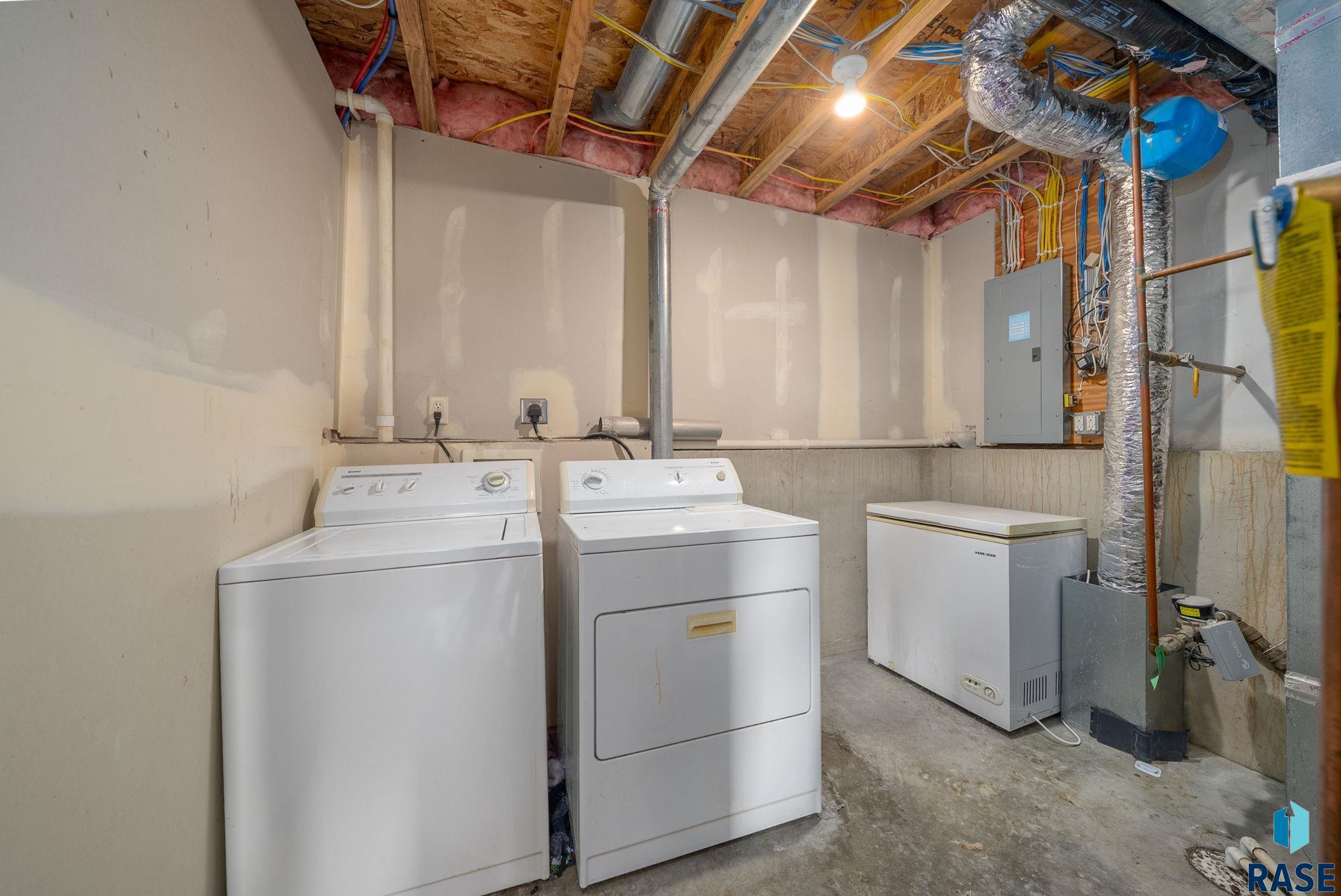 Sioux Falls, South Dakota 57106, United States, 4 Bedrooms Bedrooms, ,2 BathroomsBathrooms,Residential,Pending,230925