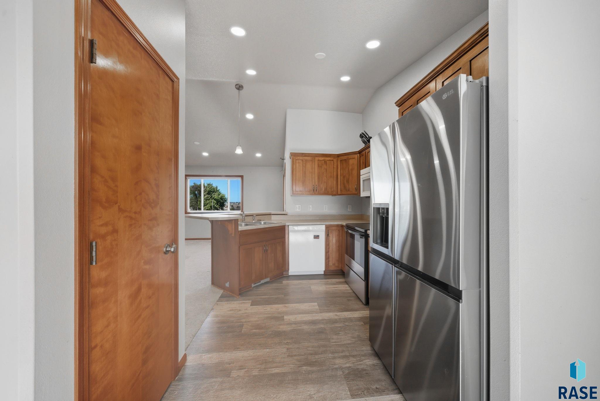 Sioux Falls, South Dakota 57106, United States, 4 Bedrooms Bedrooms, ,2 BathroomsBathrooms,Residential,Pending,230925