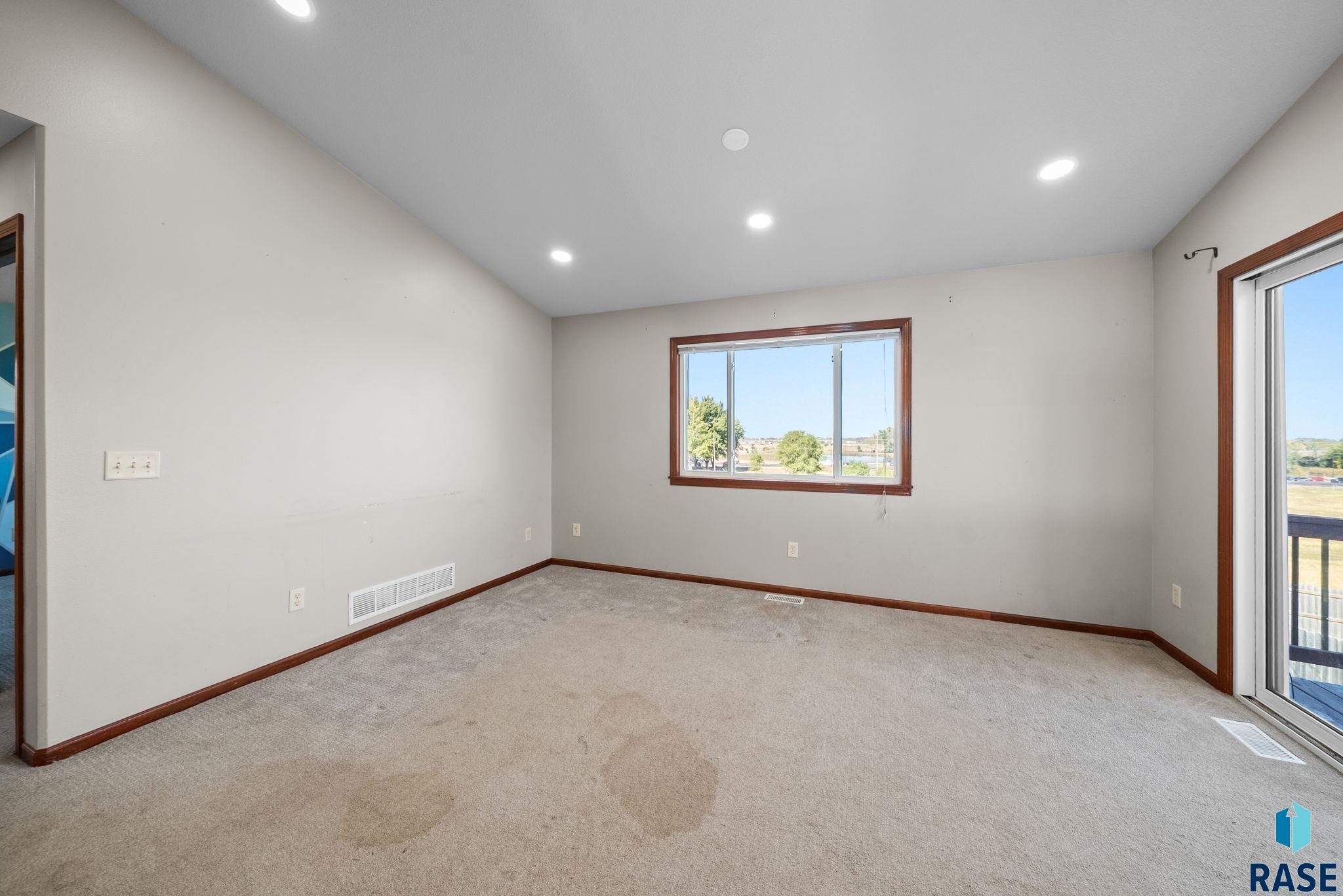 Sioux Falls, South Dakota 57106, United States, 4 Bedrooms Bedrooms, ,2 BathroomsBathrooms,Residential,Pending,230925