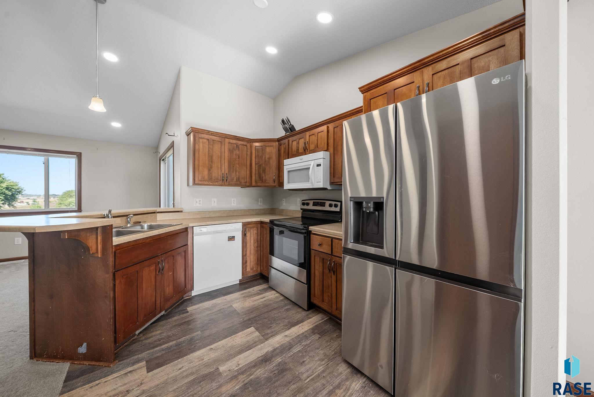 Sioux Falls, South Dakota 57106, United States, 4 Bedrooms Bedrooms, ,2 BathroomsBathrooms,Residential,Pending,230925